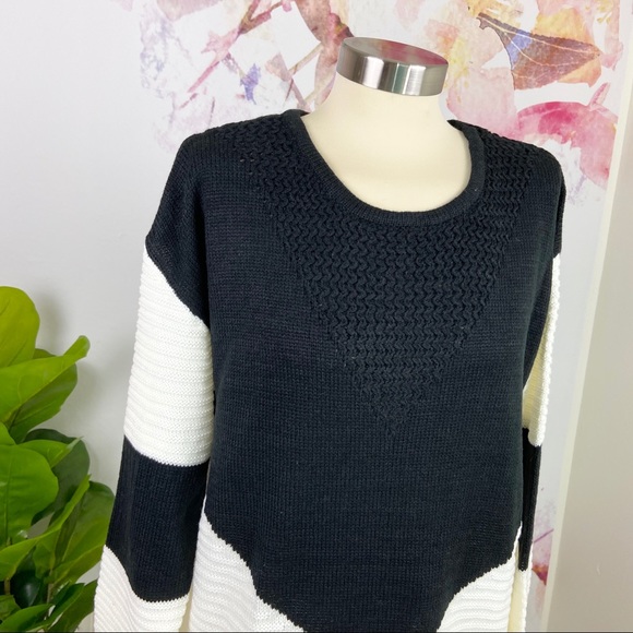 🌿VIOLET BLACK/WHITE sweater 🌿 - Picture 2 of 3